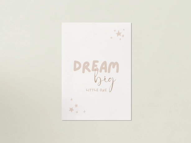 Digitales Poster „Dream Big“ – Inspirierende Schrift in Beige