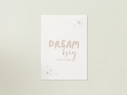 Digitales Poster „Dream Big“ – Inspirierende Schrift in Beige