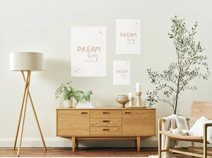 Digitales Poster „Dream Big“ – Inspirierende Schrift in Beige