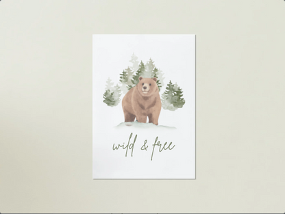 Digitales Poster „Wild and Free“ – Brauner Bär im freigeistigen Design